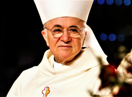 Monseñor Vigano advierte de que el Papa Francisco colabora con la FEM para destruir el cristianismo